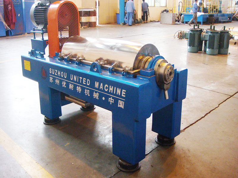 Small horizontal screw centrifuge